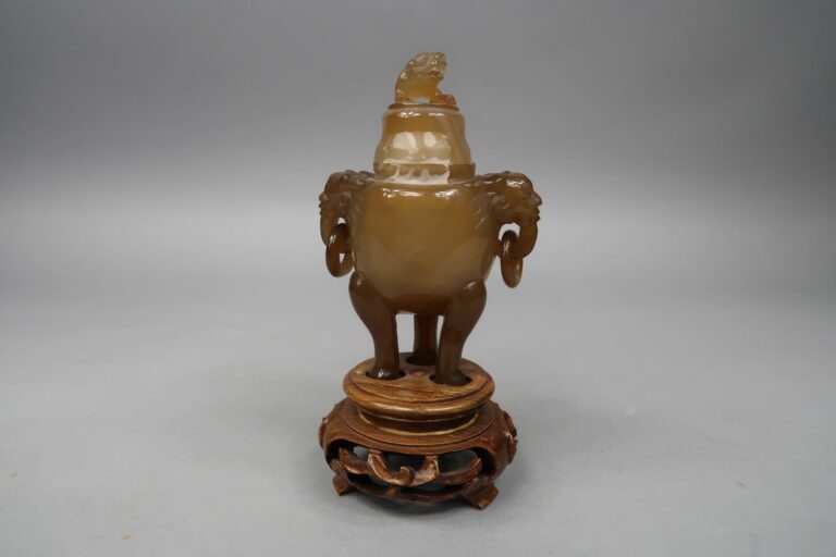 Chine - Vase couvert tripode en agate orné de deux anses formant des têtes de l…