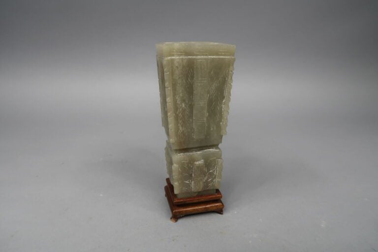 Chine - Vase de forme archaïque en jade ciselé à décor de motifs géométriques s…