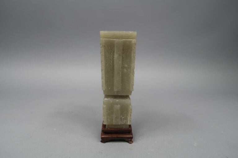 Chine - Vase de forme archaïque en jade ciselé à décor de motifs géométriques s…