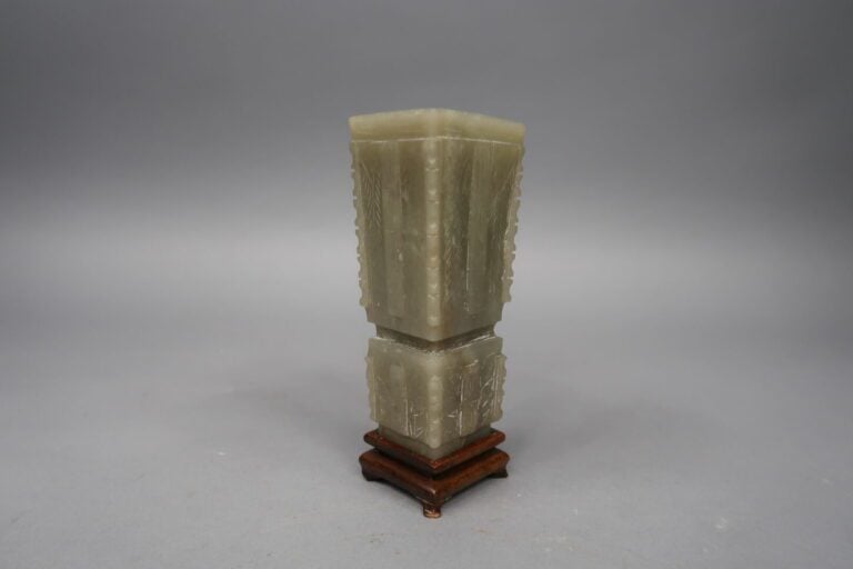 Chine - Vase de forme archaïque en jade ciselé à décor de motifs géométriques s…