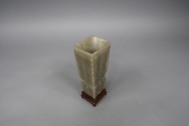 Chine - Vase de forme archaïque en jade ciselé à décor de motifs géométriques s…