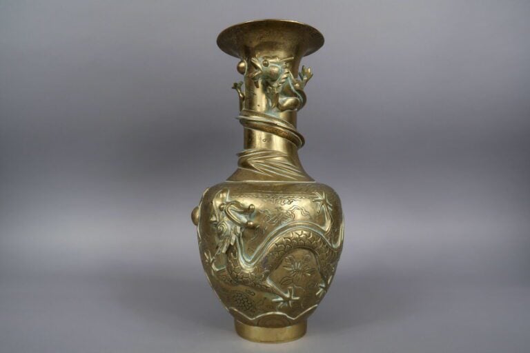 Chine, - Vase en bronze doré à décor de dragons s'affrontant pour la perle sacr…
