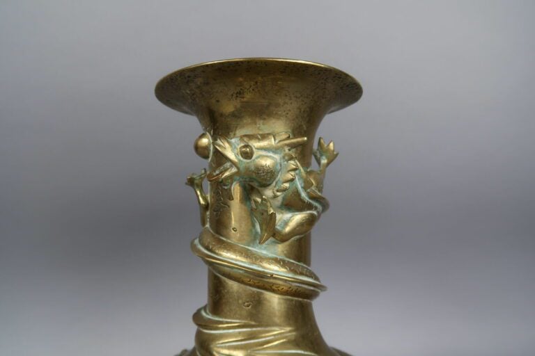 Chine, - Vase en bronze doré à décor de dragons s'affrontant pour la perle sacr…