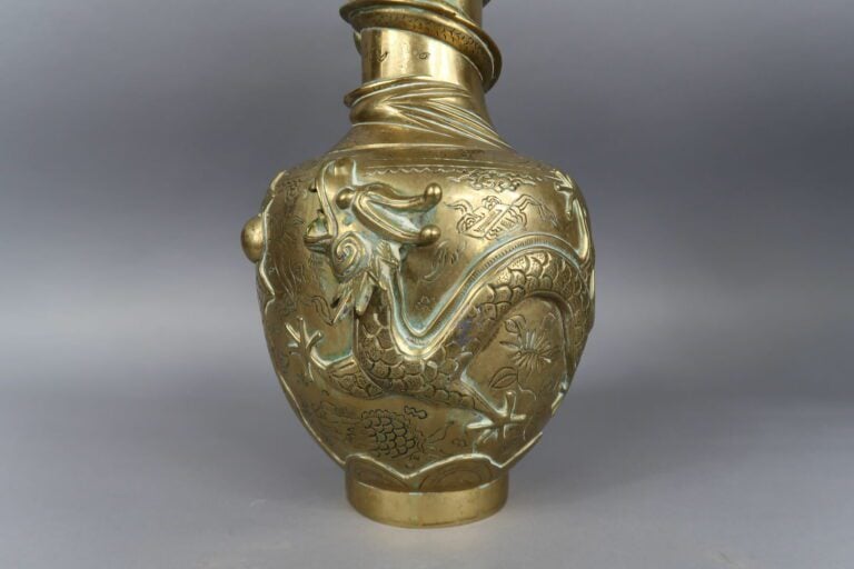 Chine, - Vase en bronze doré à décor de dragons s'affrontant pour la perle sacr…