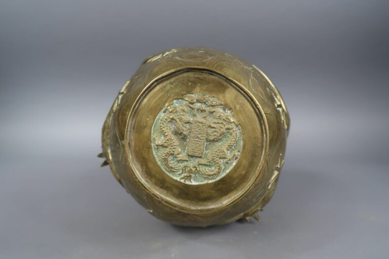 Chine, - Vase en bronze doré à décor de dragons s'affrontant pour la perle sacr…