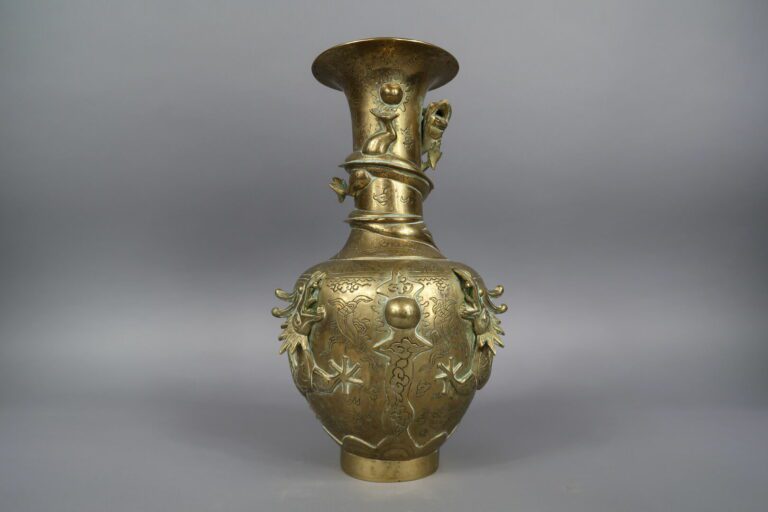 Chine, - Vase en bronze doré à décor de dragons s'affrontant pour la perle sacr…