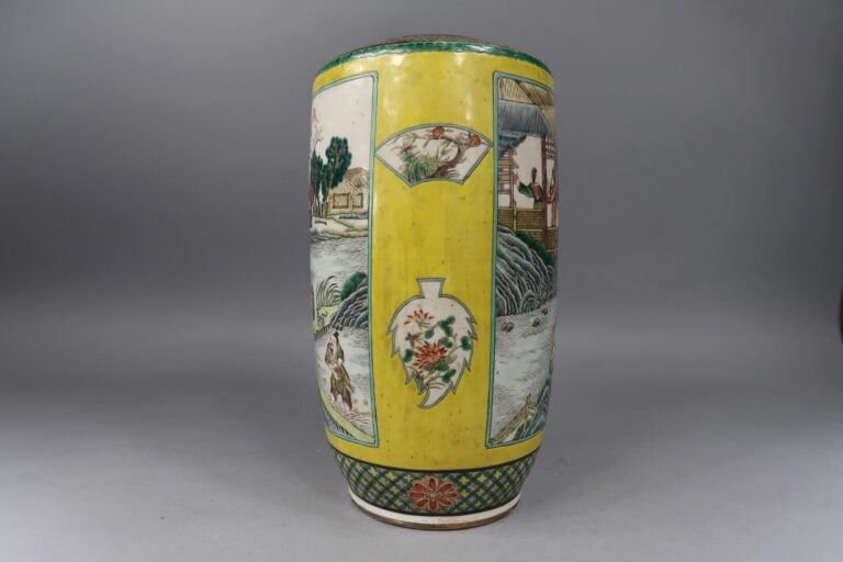 Chine - Vase rouleau en porcelaine à décor sur fond jaune de scènes de palais i…