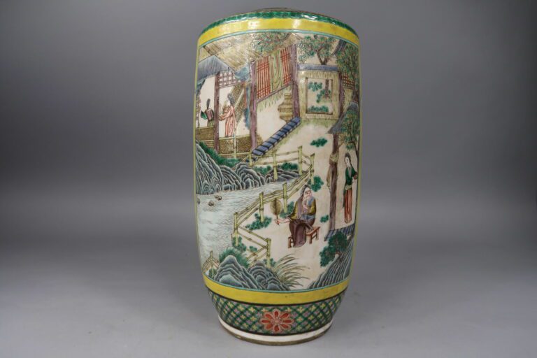 Chine - Vase rouleau en porcelaine à décor sur fond jaune de scènes de palais i…