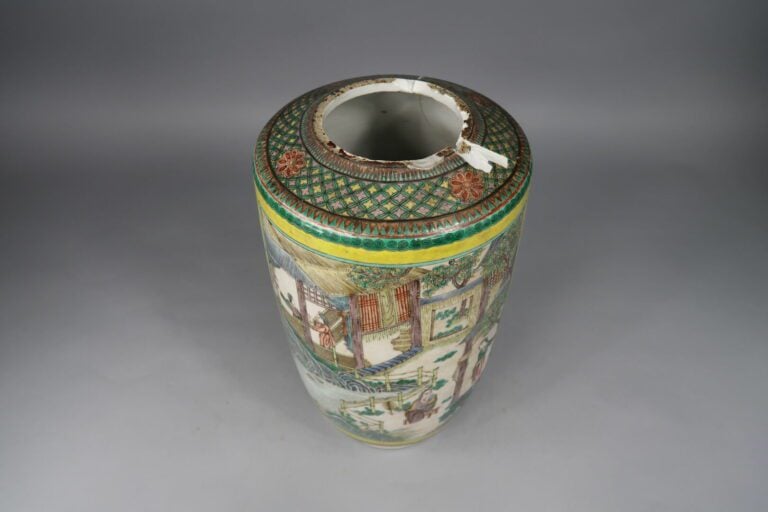 Chine - Vase rouleau en porcelaine à décor sur fond jaune de scènes de palais i…
