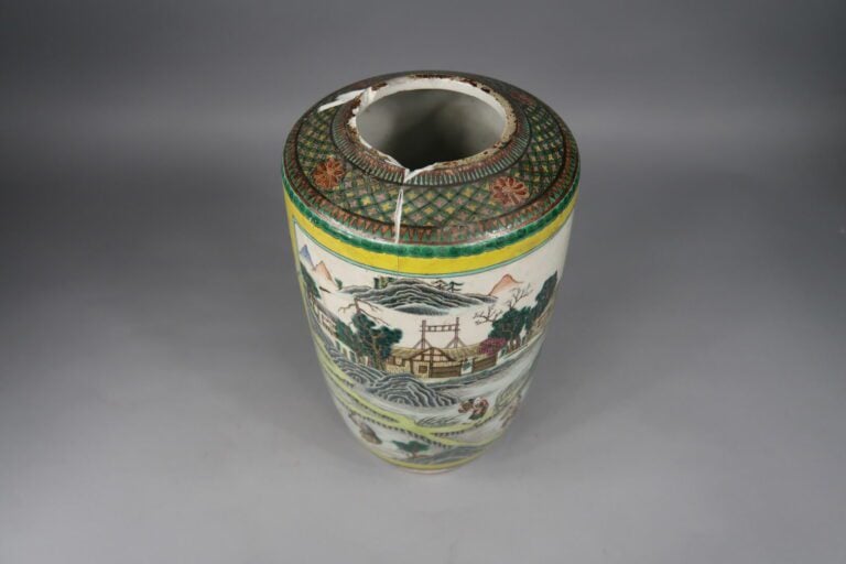 Chine - Vase rouleau en porcelaine à décor sur fond jaune de scènes de palais i…