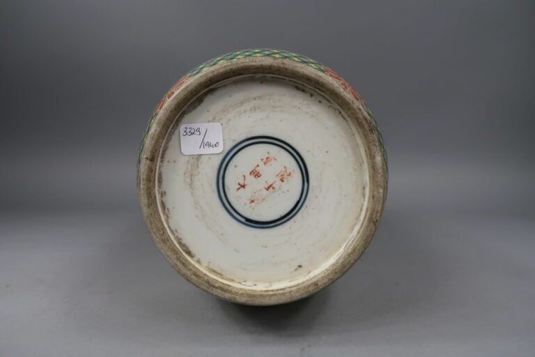 Chine - Vase rouleau en porcelaine à décor sur fond jaune de scènes de palais i…