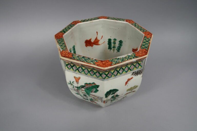Chine - Vasque hexagonale en porcelaine émaillée dans le goût de la "Famille ve…