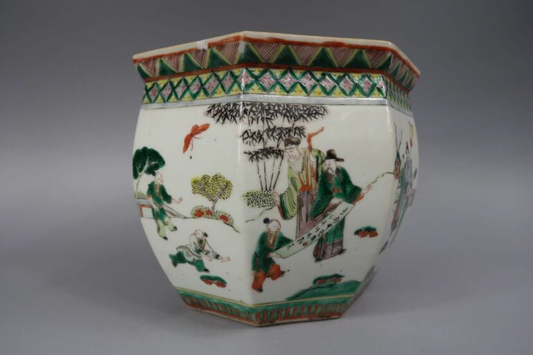 Chine - Vasque hexagonale en porcelaine émaillée dans le goût de la "Famille ve…