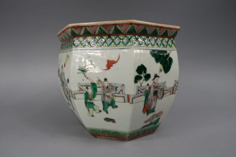 Chine - Vasque hexagonale en porcelaine émaillée dans le goût de la "Famille ve…