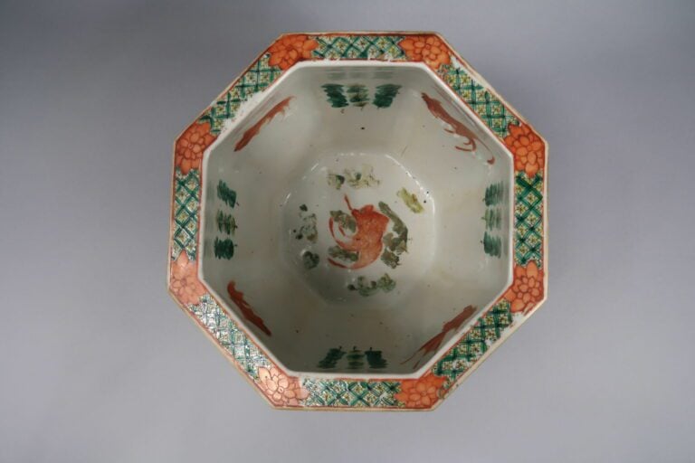 Chine - Vasque hexagonale en porcelaine émaillée dans le goût de la "Famille ve…