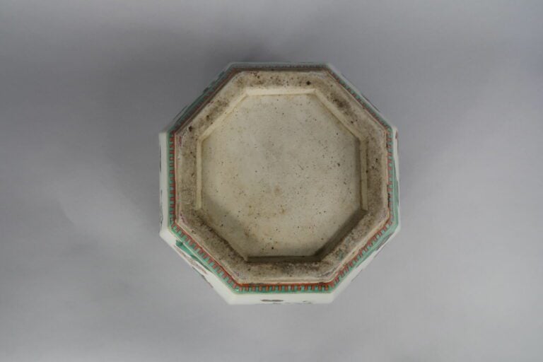 Chine - Vasque hexagonale en porcelaine émaillée dans le goût de la "Famille ve…