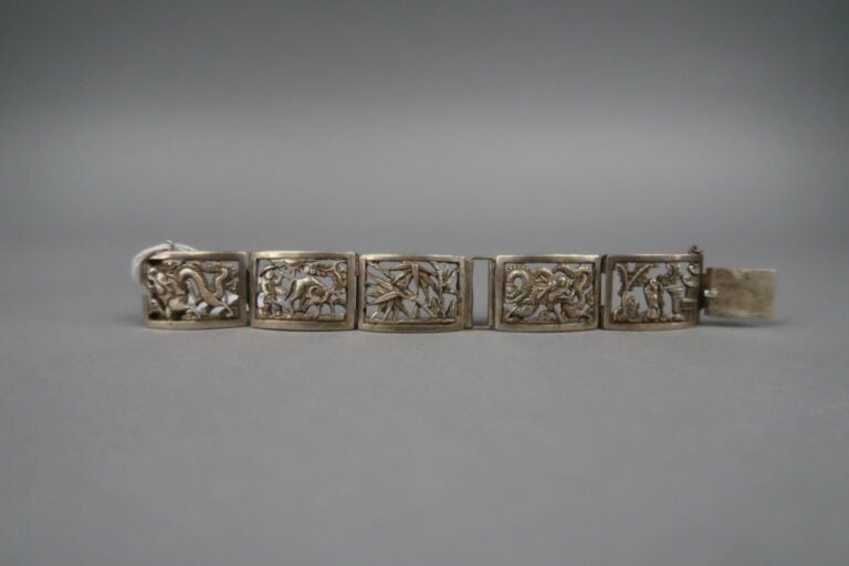 Chine / Vietnam - Bracelet à maillons articulés en argent (min. 800) à décor aj…