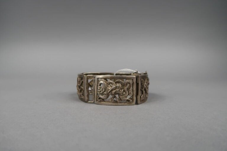 Chine / Vietnam - Bracelet à maillons articulés en argent (min. 800) à décor aj…
