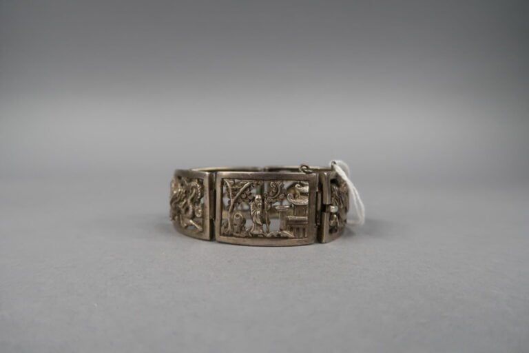Chine / Vietnam - Bracelet à maillons articulés en argent (min. 800) à décor aj…