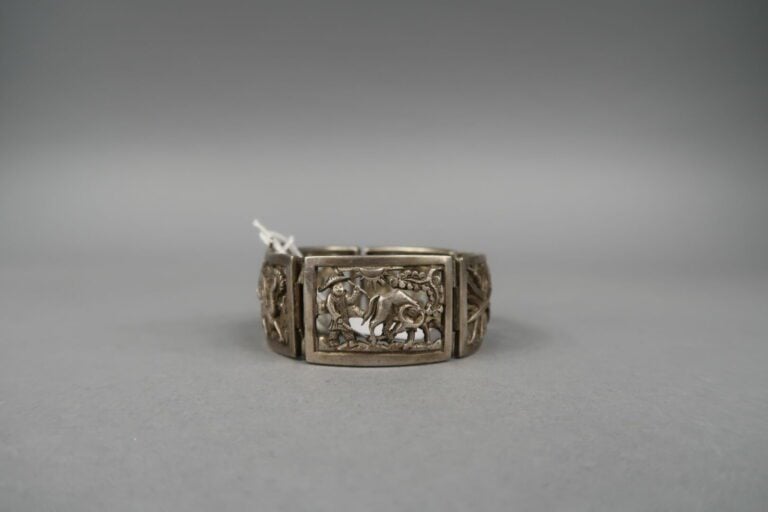 Chine / Vietnam - Bracelet à maillons articulés en argent (min. 800) à décor aj…