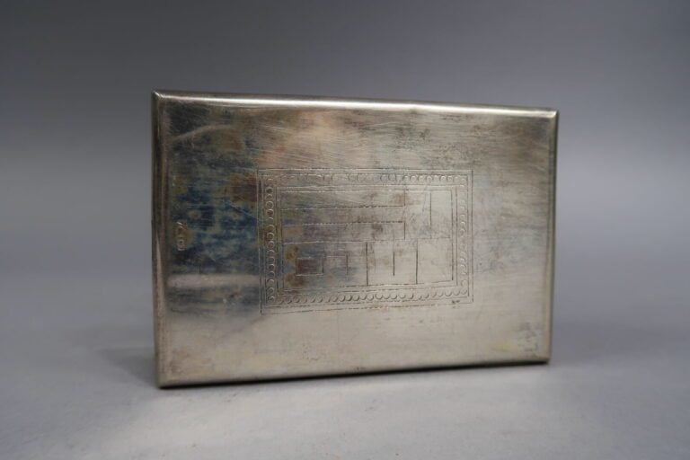 * Chine / Vietnam - Ensemble de deux étuis à cigarettes en argent à décor en lé…