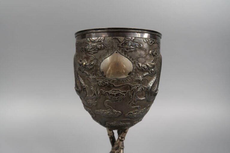 Chine / Vietnam - Grande coupe sur pied en argent (min. 800) à décor repoussé e…