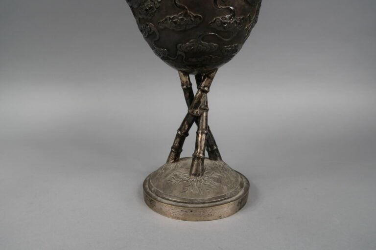 Chine / Vietnam - Grande coupe sur pied en argent (min. 800) à décor repoussé e…