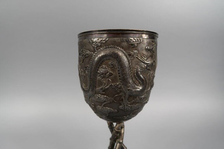 Chine / Vietnam - Grande coupe sur pied en argent (min. 800) à décor repoussé e…