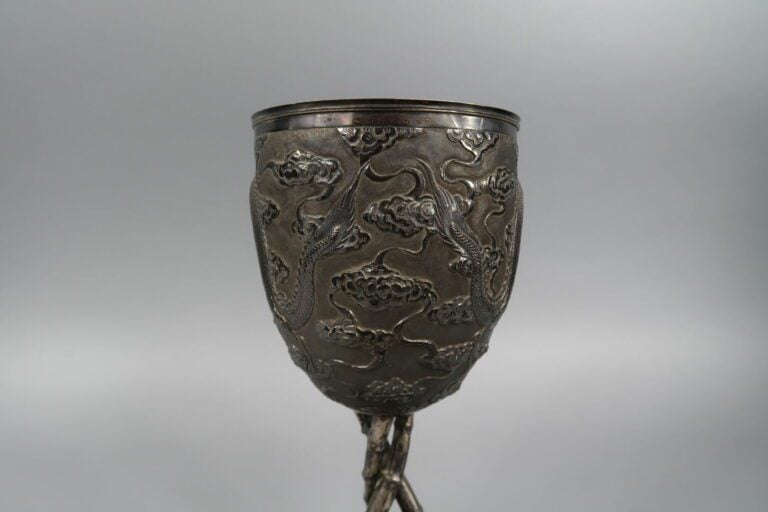 Chine / Vietnam - Grande coupe sur pied en argent (min. 800) à décor repoussé e…