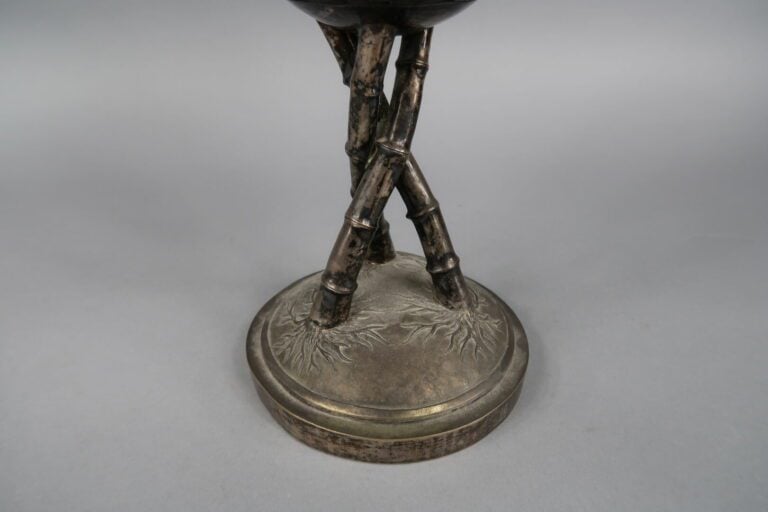 Chine / Vietnam - Grande coupe sur pied en argent (min. 800) à décor repoussé e…