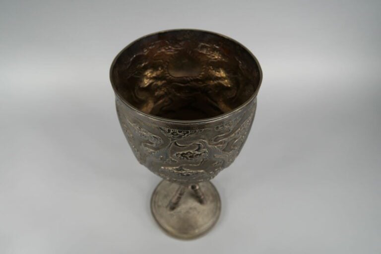Chine / Vietnam - Grande coupe sur pied en argent (min. 800) à décor repoussé e…
