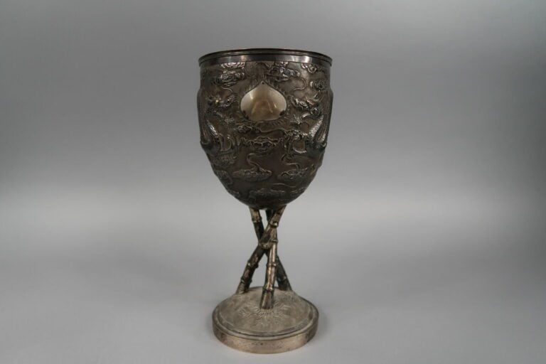 Chine / Vietnam - Grande coupe sur pied en argent (min. 800) à décor repoussé e…