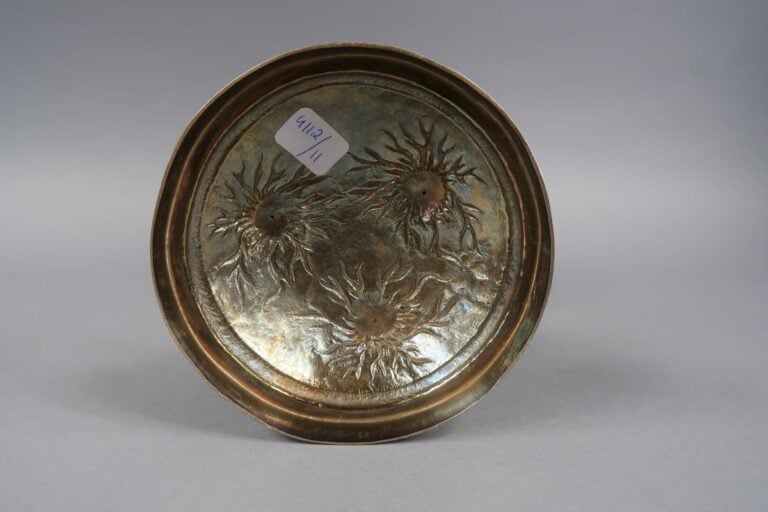 Chine / Vietnam - Grande coupe sur pied en argent (min. 800) à décor repoussé e…