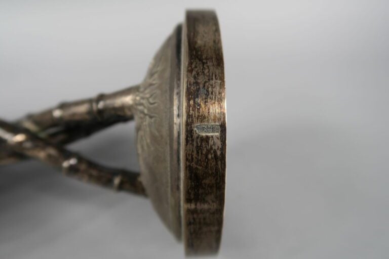 Chine / Vietnam - Grande coupe sur pied en argent (min. 800) à décor repoussé e…