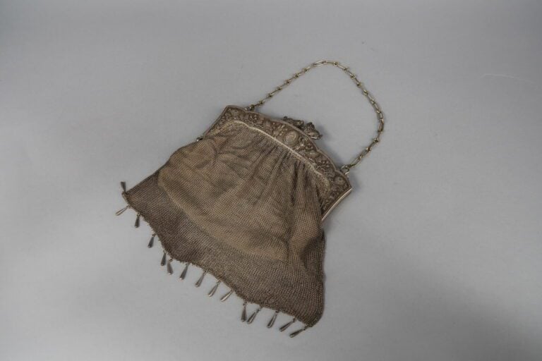 * Chine / Vietnam - Sac du soir en maille en argent bas titre à décor ciselé en…