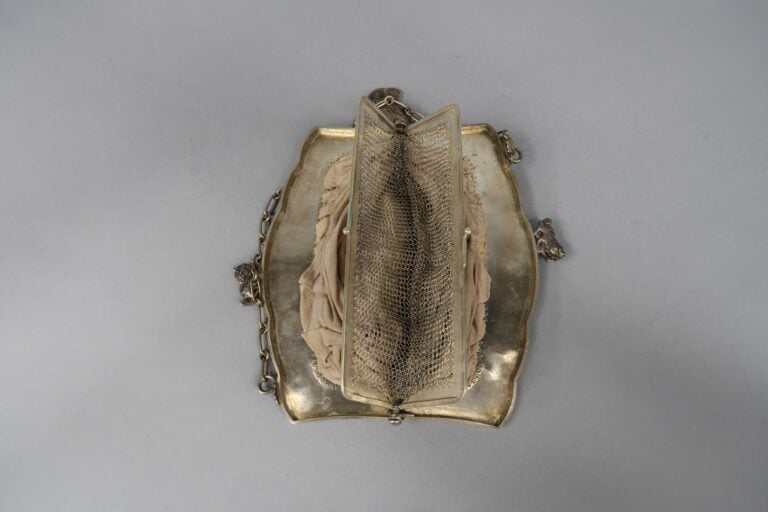 * Chine / Vietnam - Sac du soir en maille en argent bas titre à décor ciselé en…