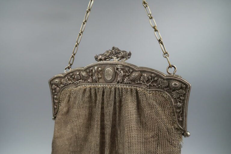 * Chine / Vietnam - Sac du soir en maille en argent bas titre à décor ciselé en…