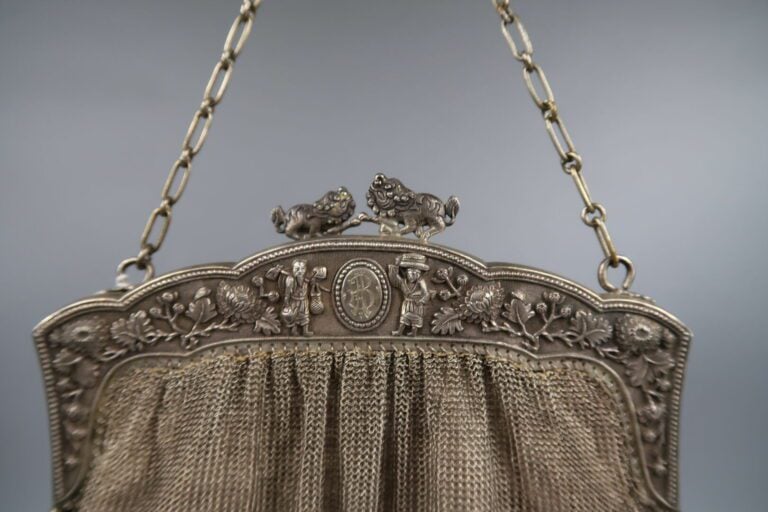 * Chine / Vietnam - Sac du soir en maille en argent bas titre à décor ciselé en…