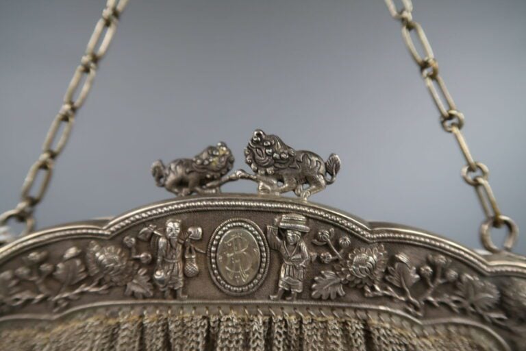 * Chine / Vietnam - Sac du soir en maille en argent bas titre à décor ciselé en…