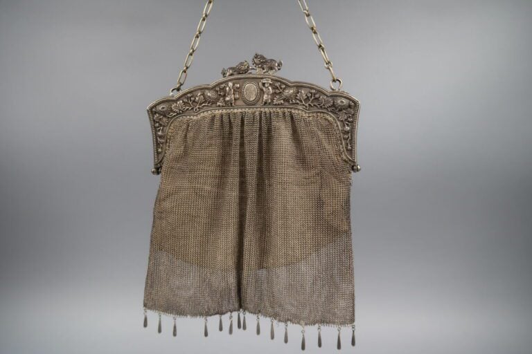 * Chine / Vietnam - Sac du soir en maille en argent bas titre à décor ciselé en…