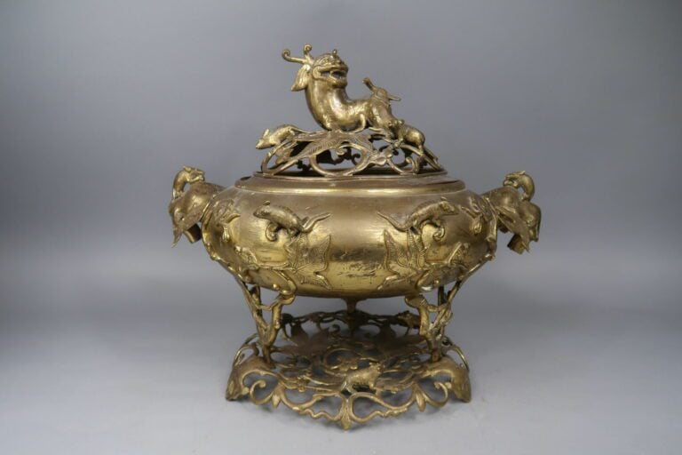 Chine / Vietnam du Sud - Grand brûle-parfum en bronze doré ciselé ajouré à déco…