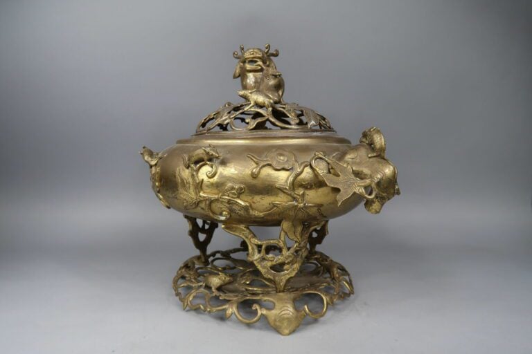 Chine / Vietnam du Sud - Grand brûle-parfum en bronze doré ciselé ajouré à déco…