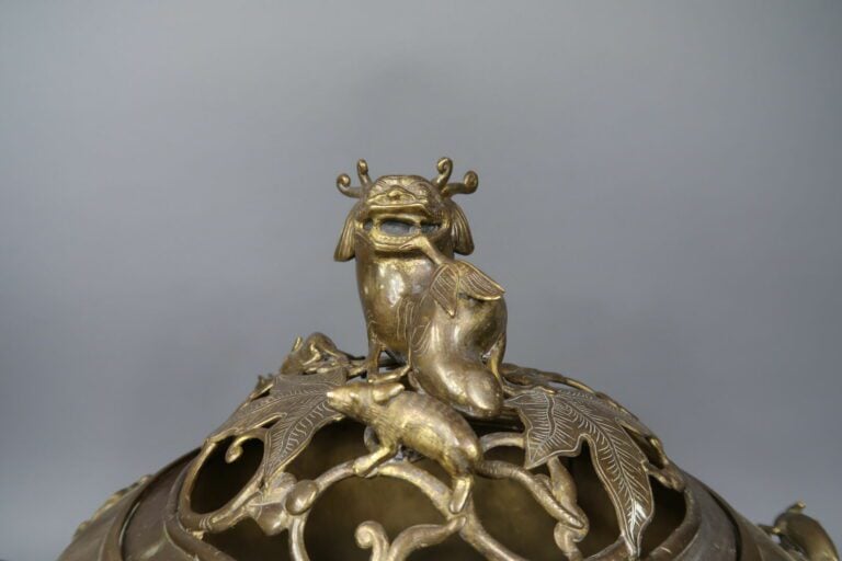 Chine / Vietnam du Sud - Grand brûle-parfum en bronze doré ciselé ajouré à déco…