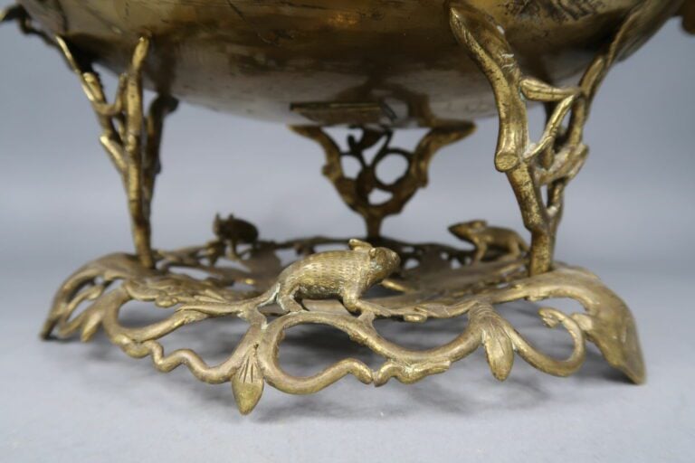 Chine / Vietnam du Sud - Grand brûle-parfum en bronze doré ciselé ajouré à déco…