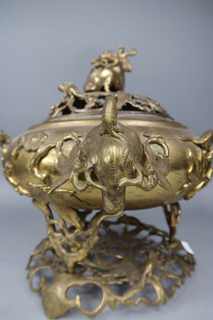 Chine / Vietnam du Sud - Grand brûle-parfum en bronze doré ciselé ajouré à déco…
