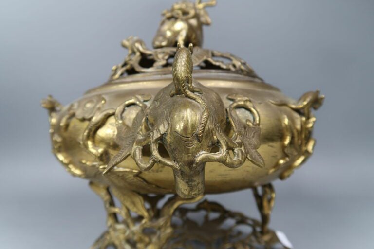 Chine / Vietnam du Sud - Grand brûle-parfum en bronze doré ciselé ajouré à déco…