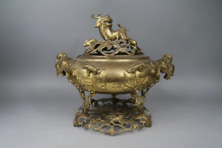 Chine / Vietnam du Sud - Grand brûle-parfum en bronze doré ciselé ajouré à déco…