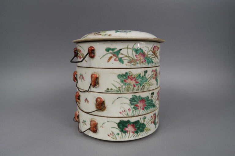 Chine, XIXe-XXe siècles - Boîte à pique-nique en porcelaine émaillée dans le go…