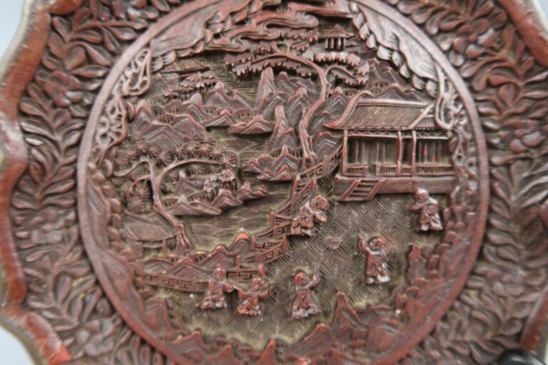 Chine, XIXe/ XXes siècles - Assiette circulaire polylobée en laque cinabre prof…