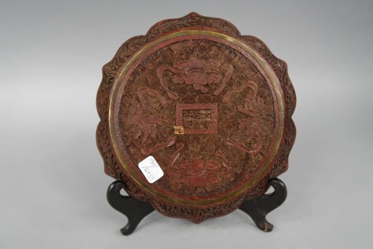 Chine, XIXe/ XXes siècles - Assiette circulaire polylobée en laque cinabre prof…